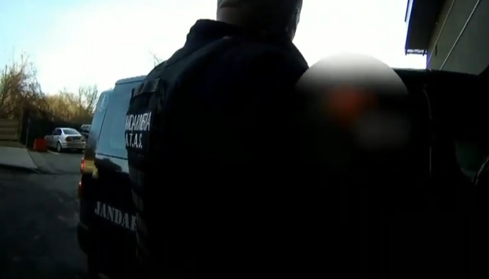 (VIDEO) Un bărbat a amenințat cu un cuțit mai multe persoane, la Atrium Mall / UPDATE: Bărbatul a ajuns după gratii