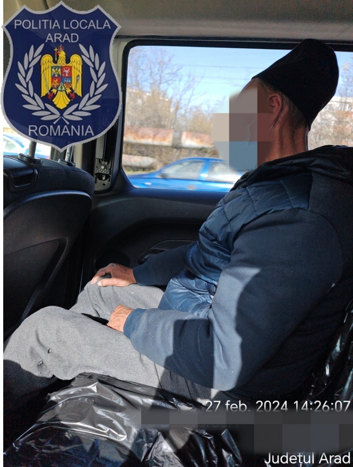 Persoană fără adăpost condusă „acasă” în Bihor cu... mașina Poliției Locale (FOTO)