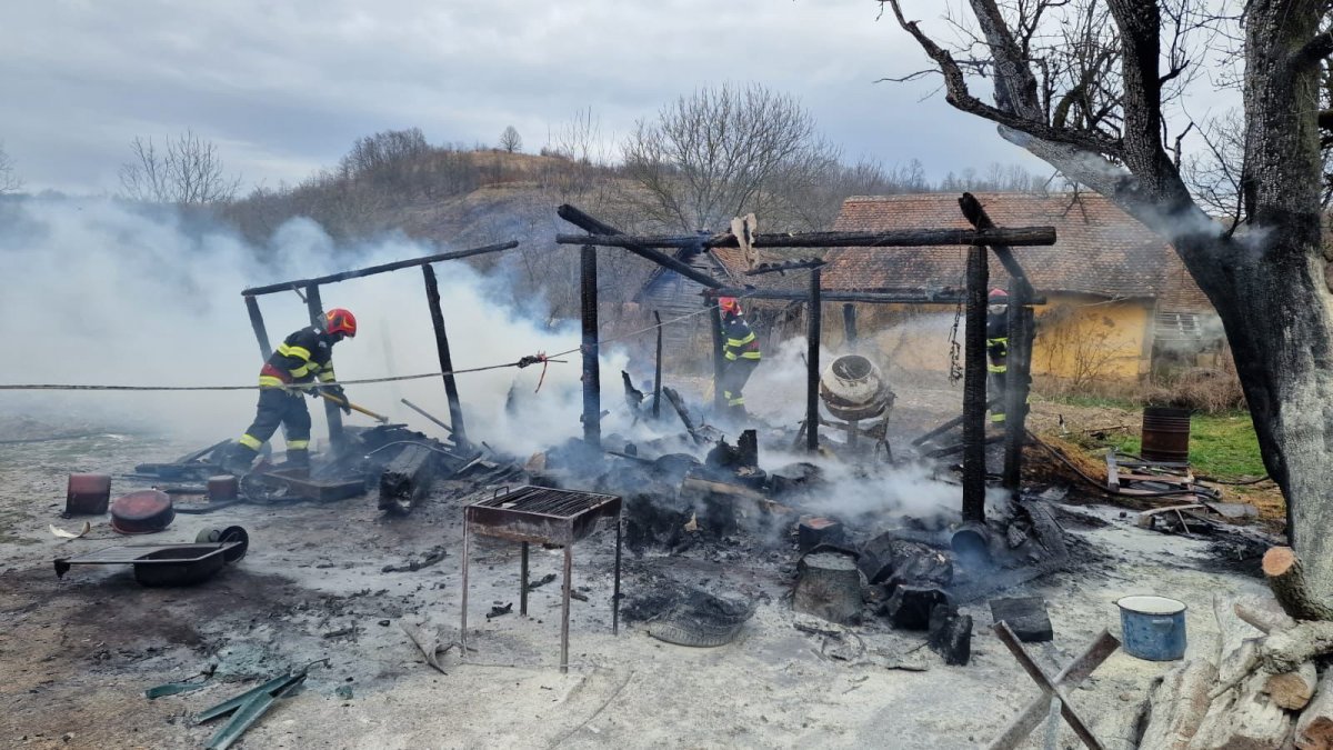  Incendiu izbucnit la o anexă gospodărească din localitatea Chisindia