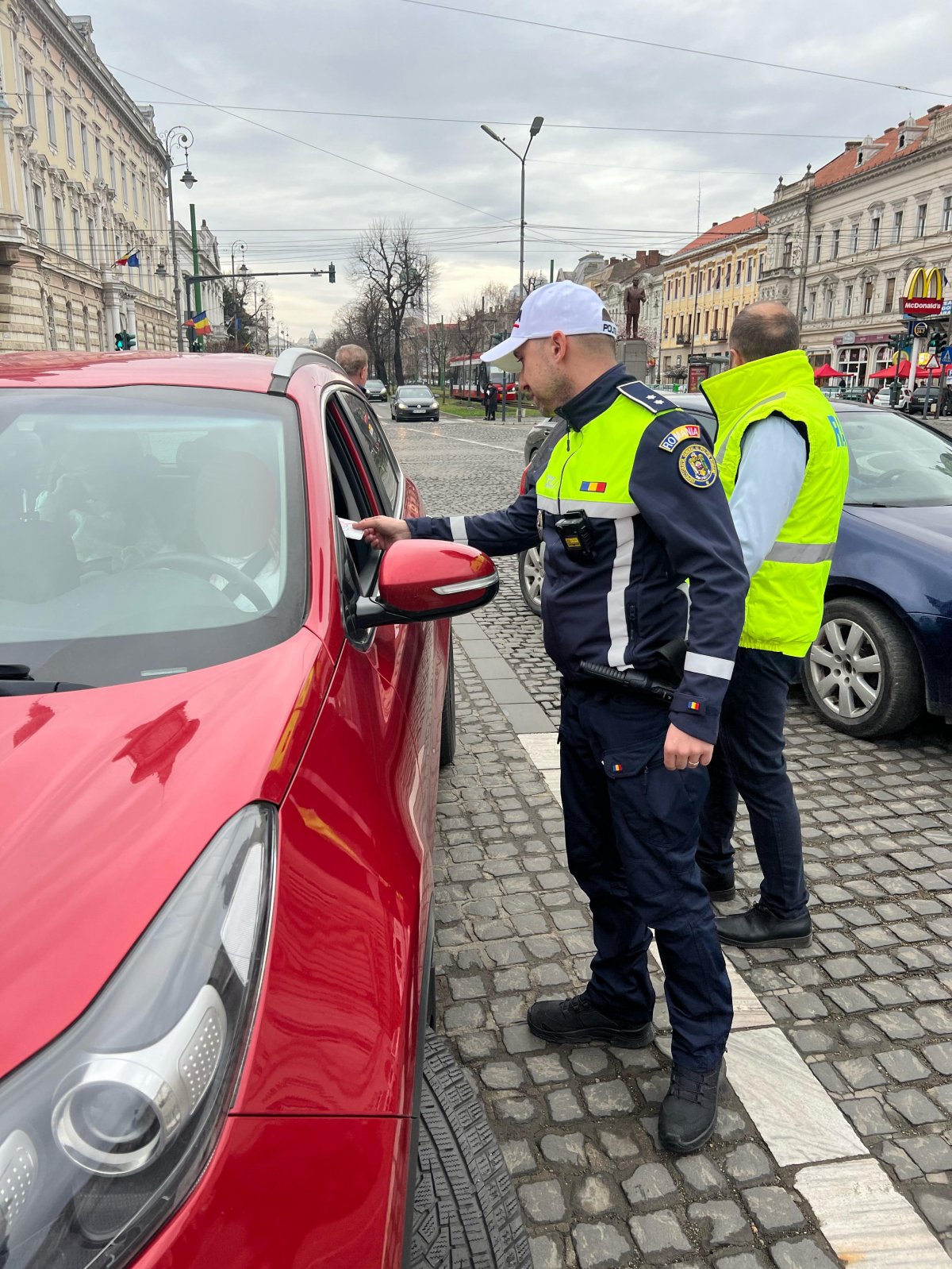 Șoferițele arădence, „amendate” cu mărțișoare (FOTO)