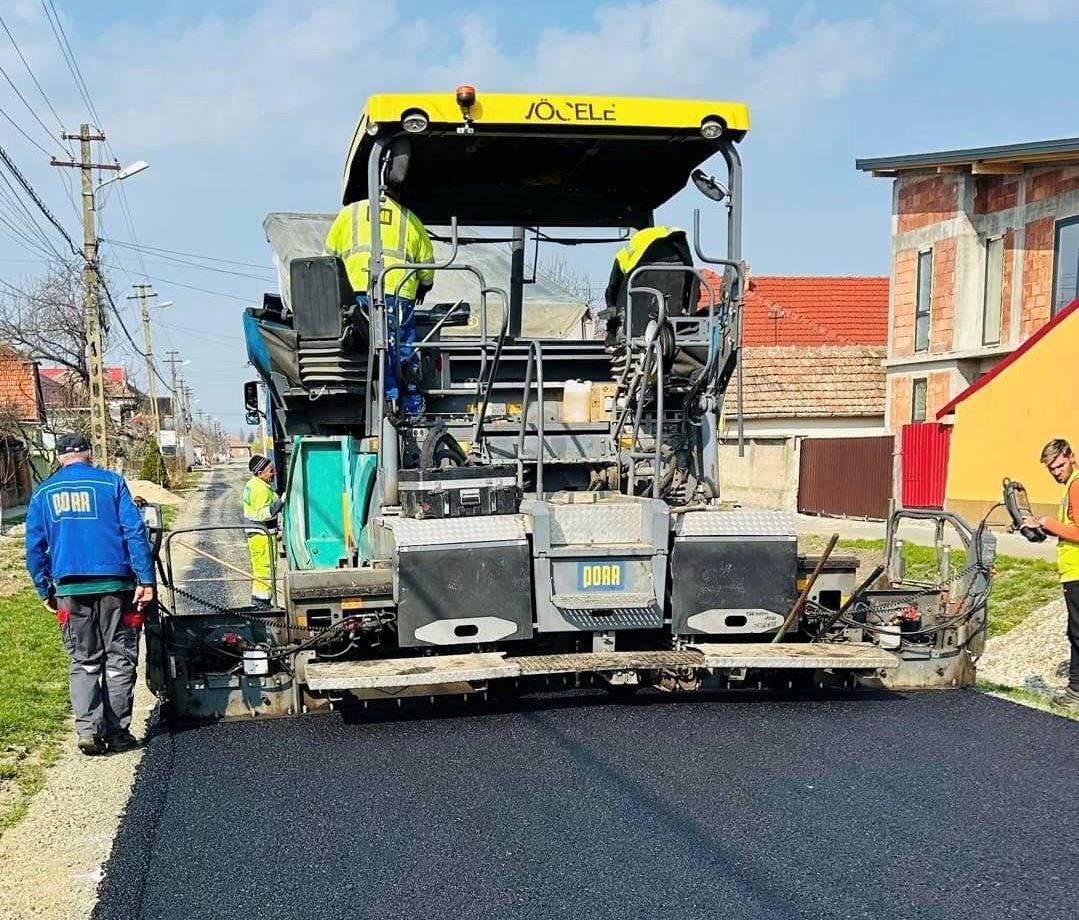 La Curtici continuă asfaltarea străzilor (FOTO)