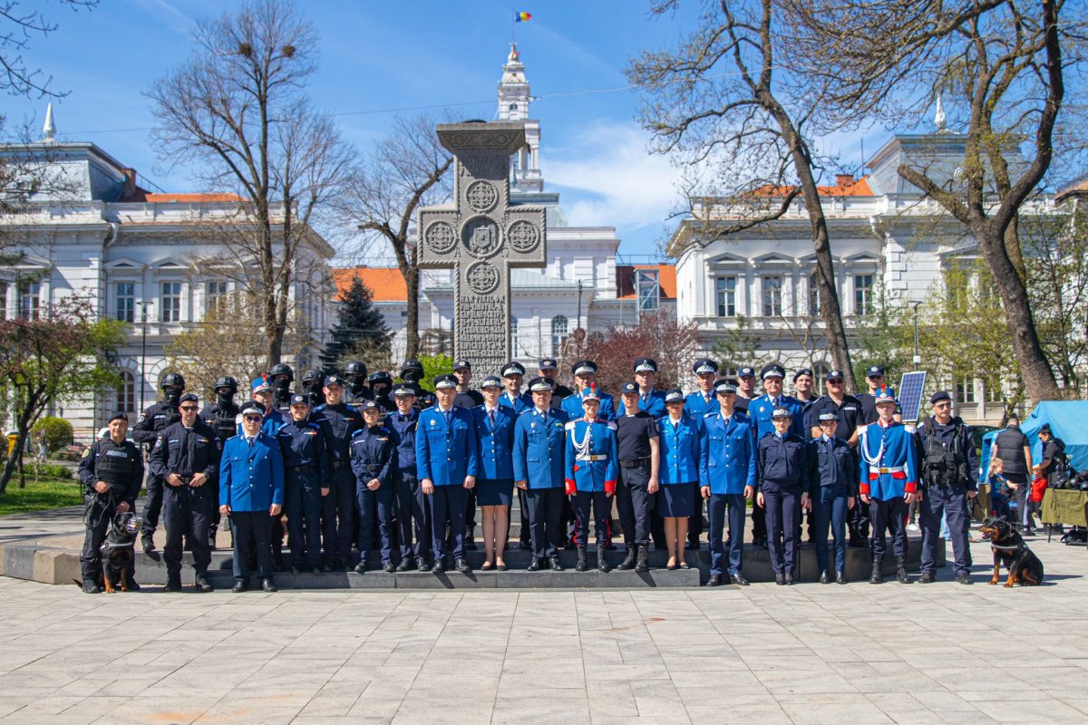 SOARE, ZÂMBETE ȘI CULOARE ÎN PARCUL EMINESCU DIN MUNICIPIUL ARAD LA ZIUA PORȚILOR DESCHISE ORGANIZATĂ DE JANDARMERIA ARAD  