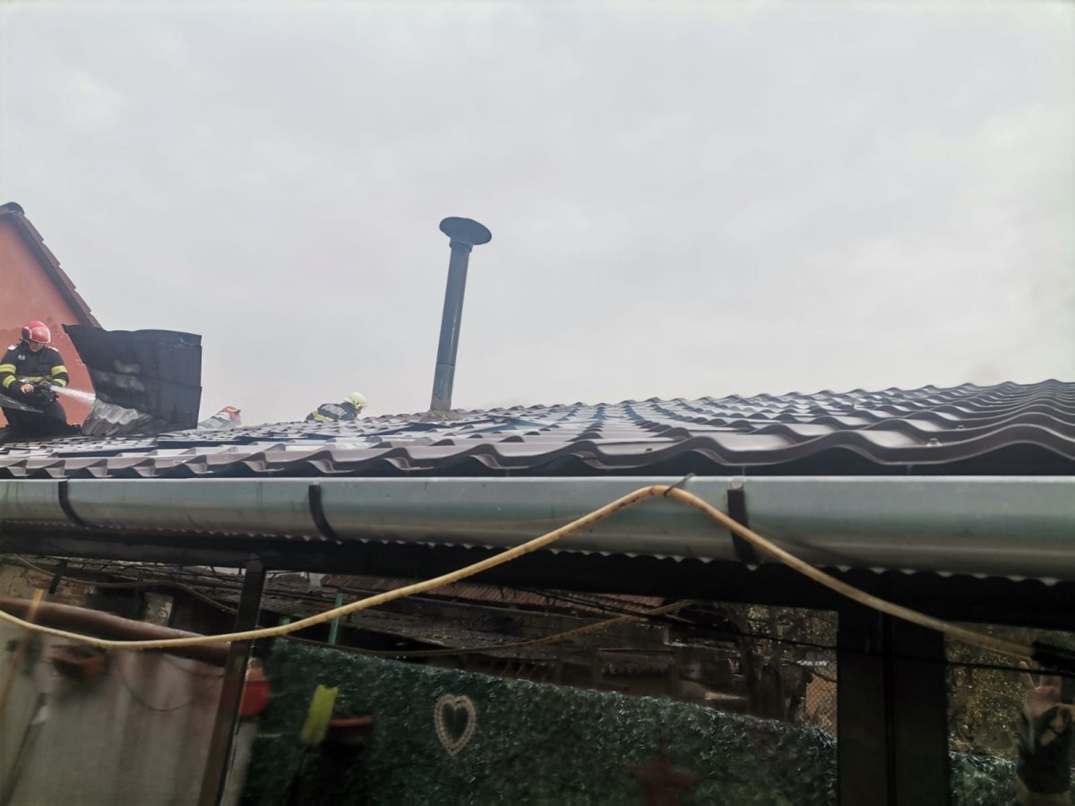 Incendiu izbucnit la acoperișul unui anexe gospodărești din municipiul Arad