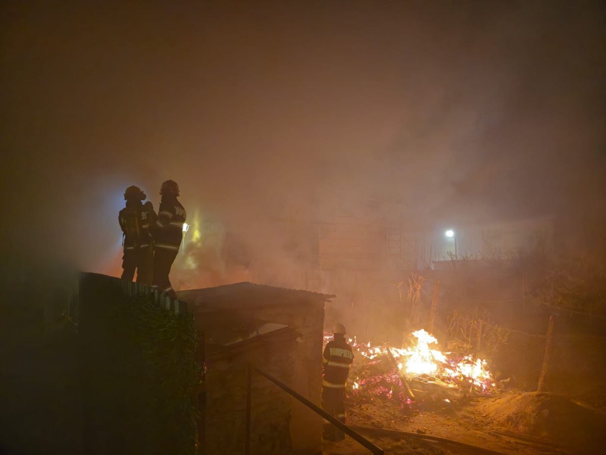 Localizarea și lichidarea unui incendiu izbucnit la o anexă gospodărească pe strada Gheorghe Doja