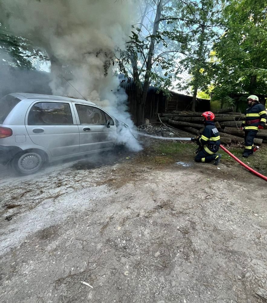  Stingerea unui incendiu izbucnit la un autoturism aflat parcat în orașul Ineu