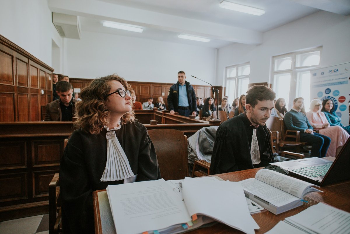 Studenții Facultății de Științe Juridice a UVVG, în sala de judecată  