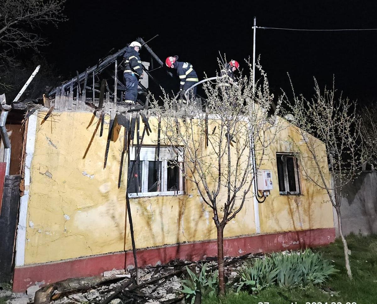 Femeie de 93 de ani carbonizată în incendiul izbucnit la o casă din localitatea Șiria