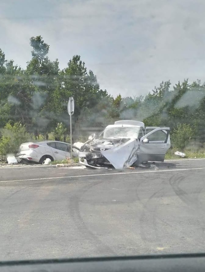 Accident foarte grav la Nădab. Unei victime i se fac manevre de resuscitare / UPDATE: Cum s-a produs accidentul