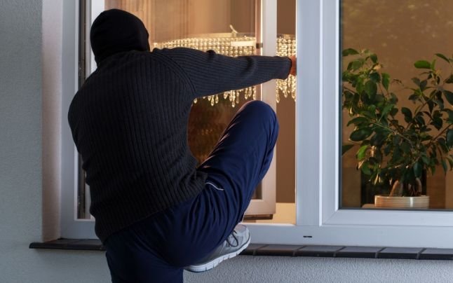 Un tânăr cu antecedente penale a furat mai multe bunuri dintr-o locuință din Arad