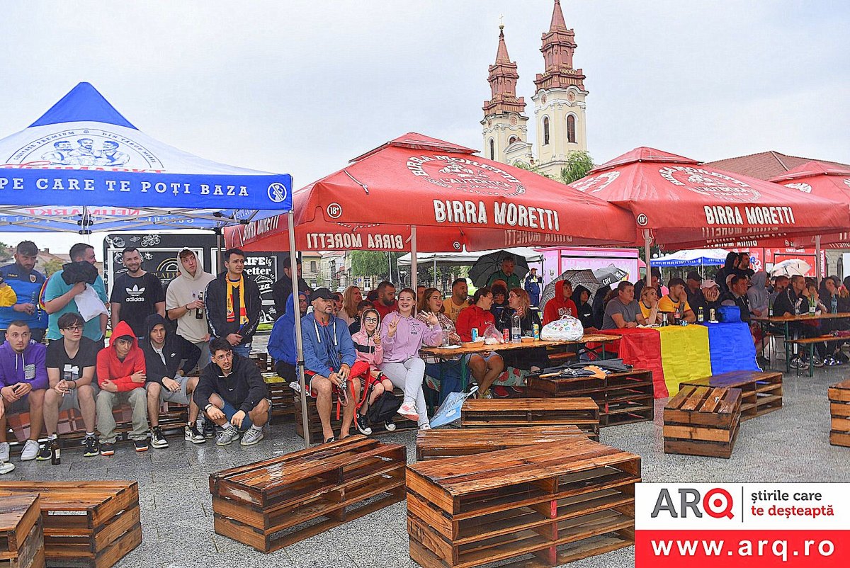 Au mers să încurajeze echipa națională în Piața Catedralei (FOTO)
