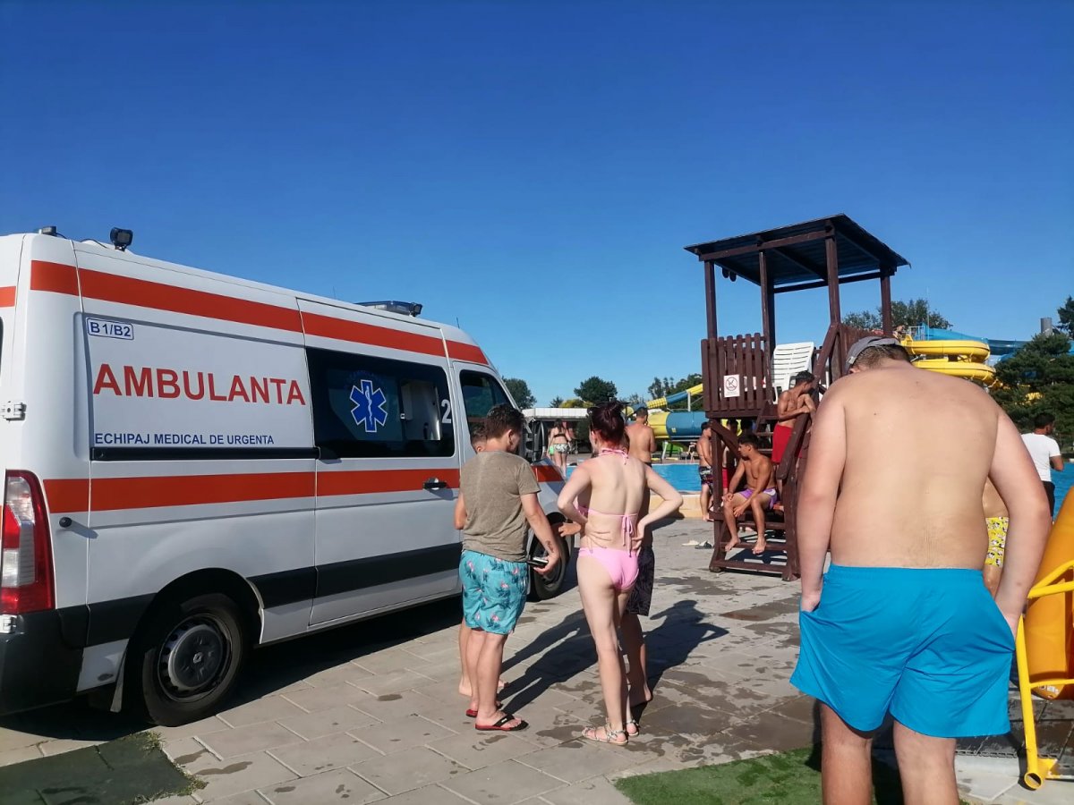 (FOTO) Incident la Ștrandul Neptun. A fost solicitată o ambulanță în zona bazinelor
