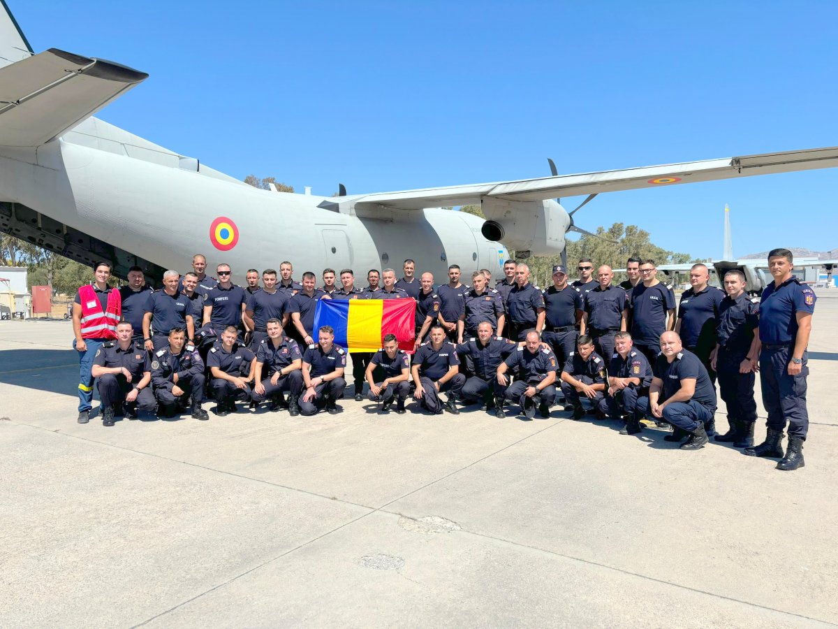 Cei 40 de pompieri și cele două autospeciale de stingere cu apă pentru intervenție rapidă au ajuns ieri în baza de operații din regiunea Attica
