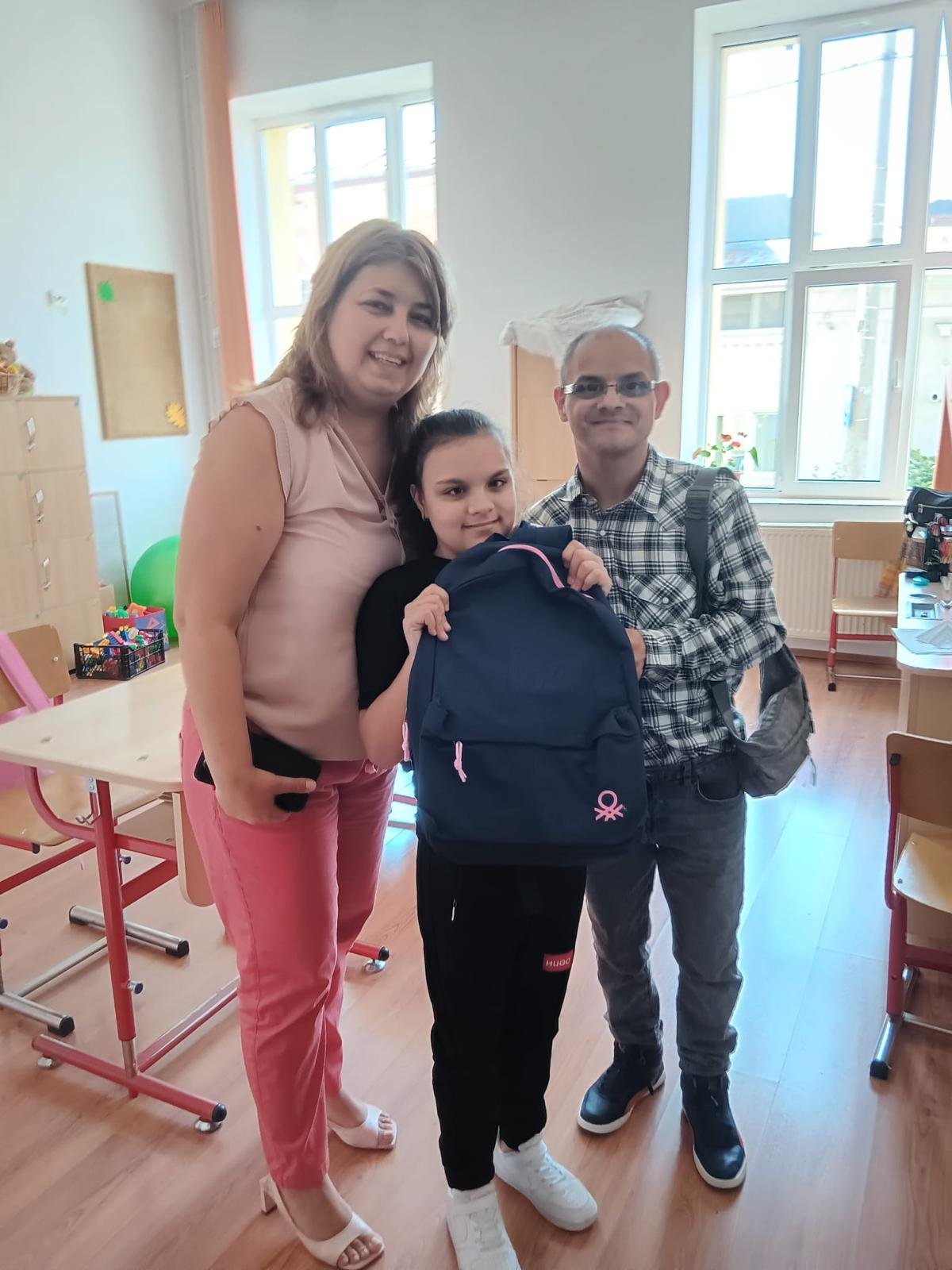 Rechizite oferite celor mici de Direcția Generală de Asistență Socială, prin eforturile lui Mihai Căldăraru