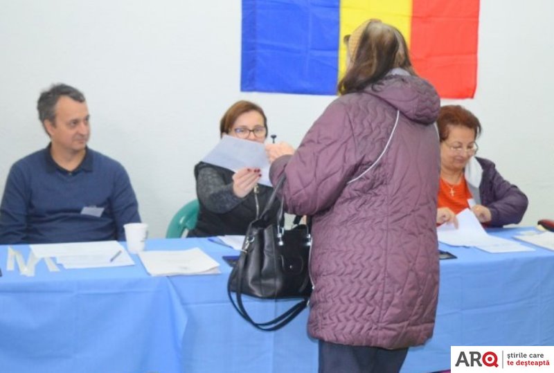 Românii își votează președintele: astăzi – turul I; intrați AICI pentru a vedea prezența la vot în timp real (FOTO) / UPDATE: Cine sunt candidații care intră în finala prezidențială? Sondajele au fost publicate, dar numărătoarea abia începe