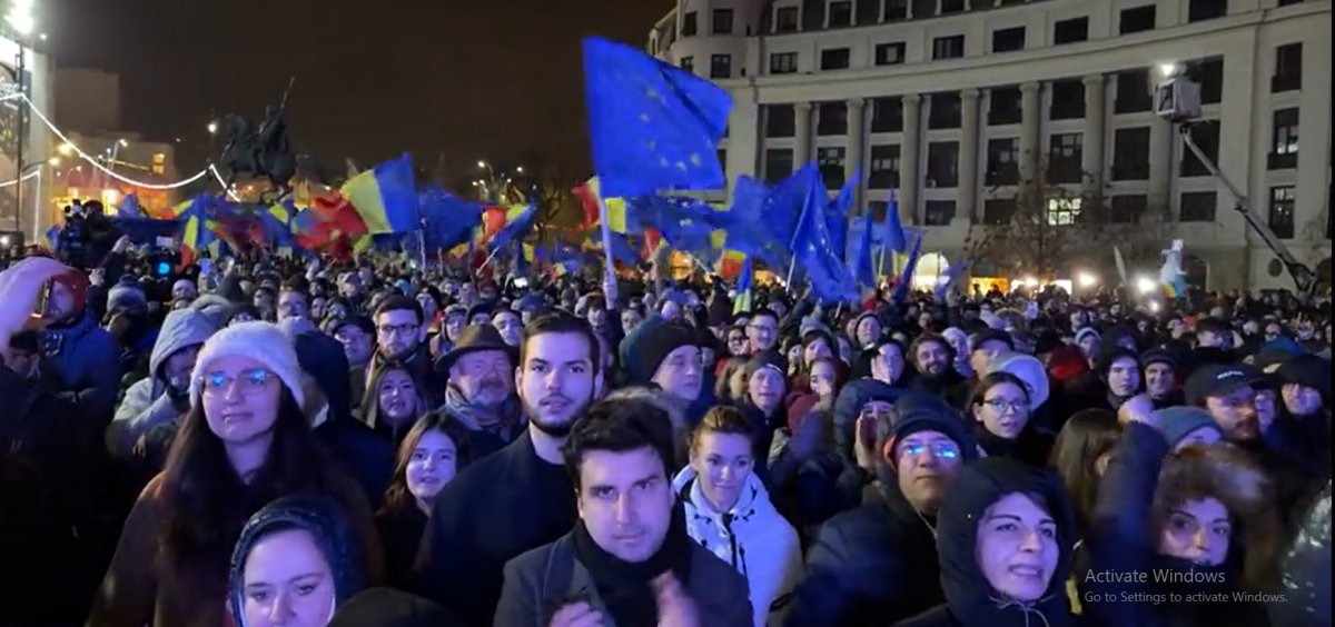 Miting pro-Europa și pro-democrație cu mii de participanți în Piața Universității; actorul Victor Rebengiuc - amenințat cu moartea în stil legionar