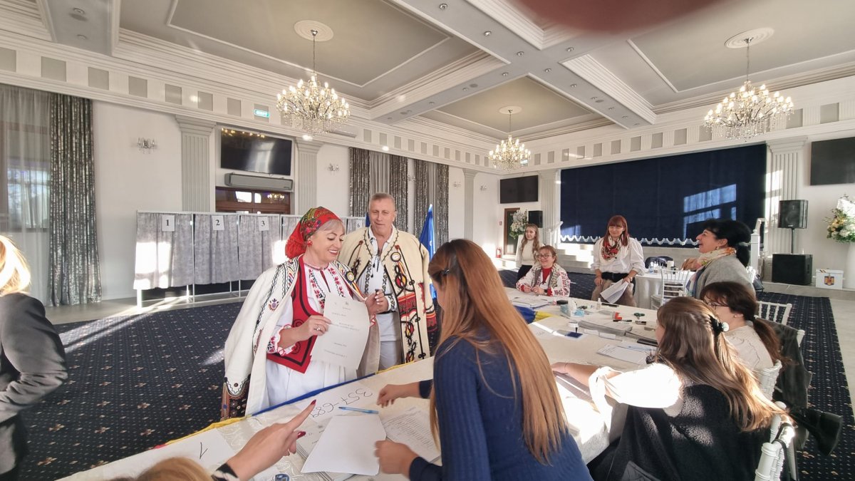 La vot în costum popular; ce mesaj a transmis primarul Valentin Bot (FOTO)