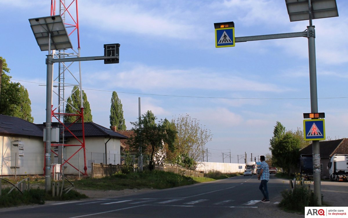FOTO | Cum arată o trecere de pietoni inteligentă din Arad. Are senzori, lumini și panouri solare
