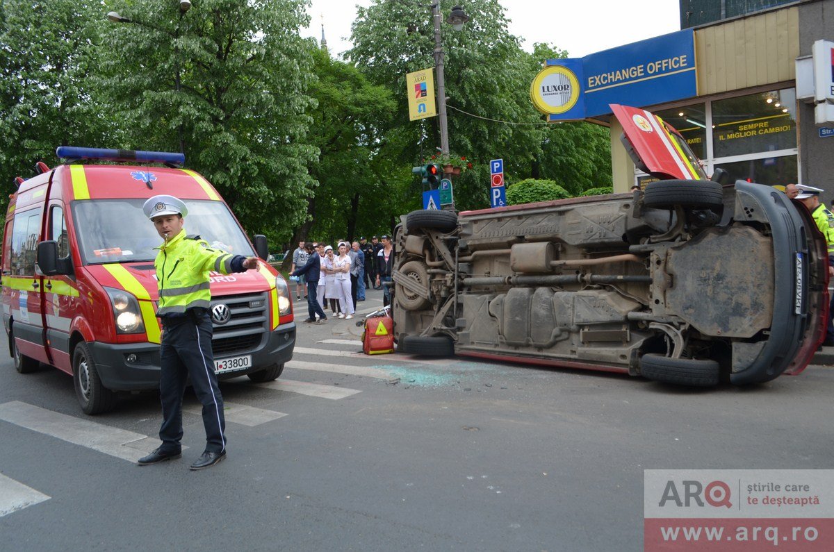 Autospeciala SMURD Vinga răsturnată în centrul Aradului (Foto - Video)