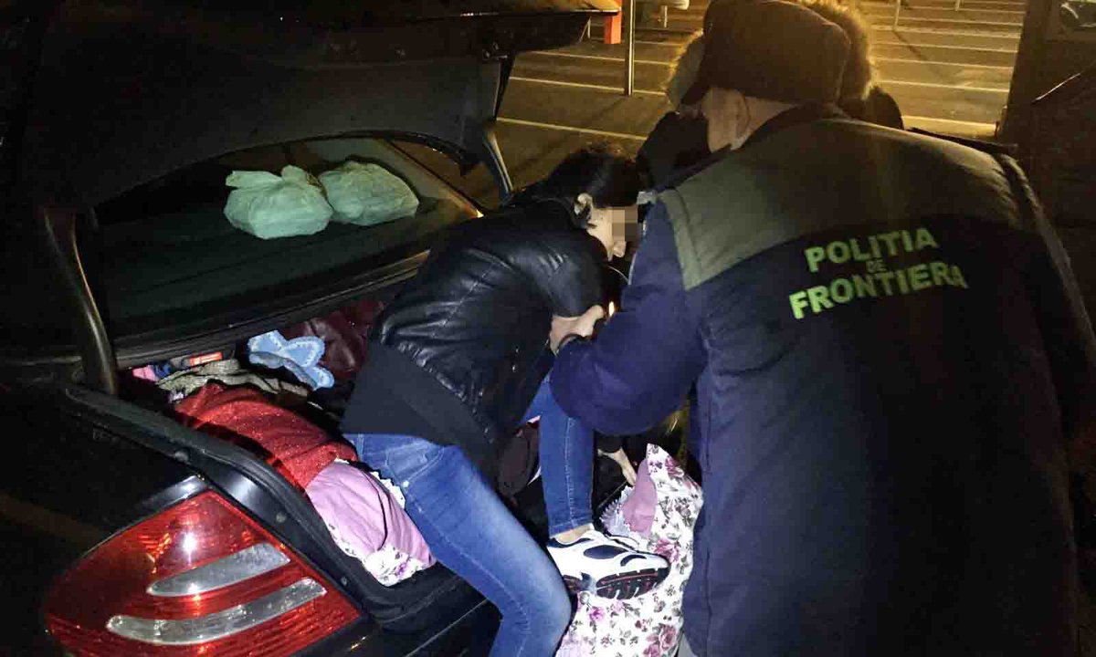 FOTO | O tânără din Turcia a fost găsită ascunsă în portbagaj, la Nădlac