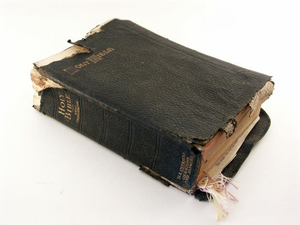 A cumpărat o Biblie veche de la un anticariat. Când a deschis-o a izbucnit în lacrimi: 