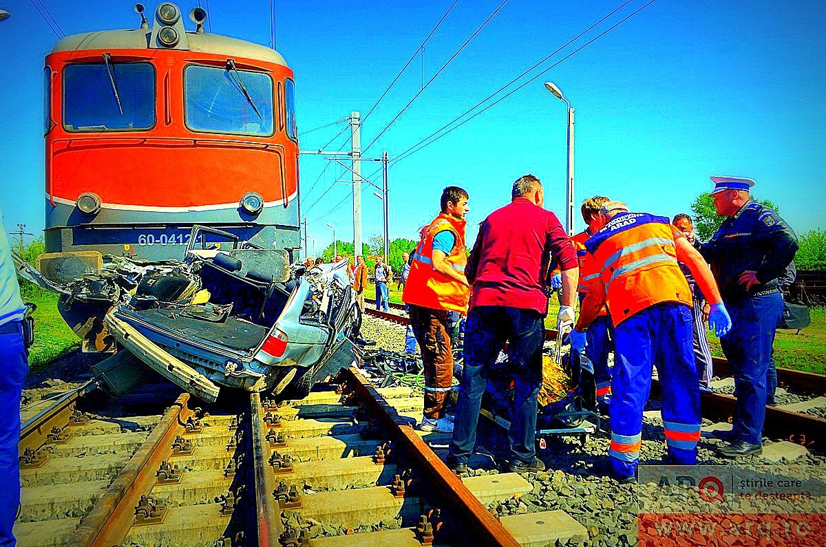 Mort în BMW sub roţile locomotivei (Foto - Video)