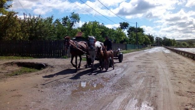 România are 747 de kilometri de autostradă şi peste 10.000 de kilometri de drumuri de pământ