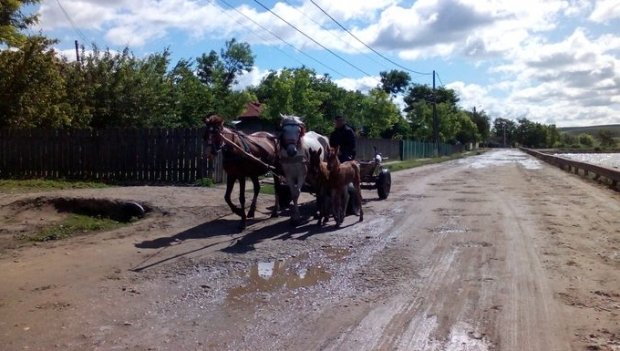 România are 747 de kilometri de autostradă şi peste 10.000 de kilometri de drumuri de pământ 