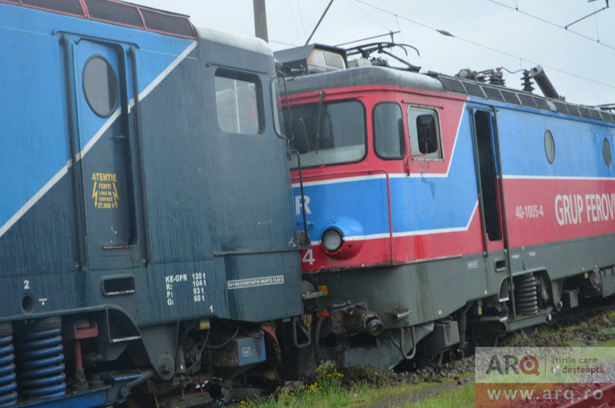 Cinci locomotive s-au lovit (în fund) în Cur-tici