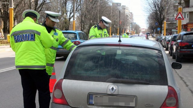 Zeci de șoferi vitezomani, opriți de polițiștii arădeni