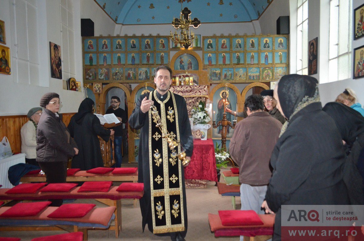 Slujba Prohodului din Vinerea Mare într-o bisericuţă din Arad ....