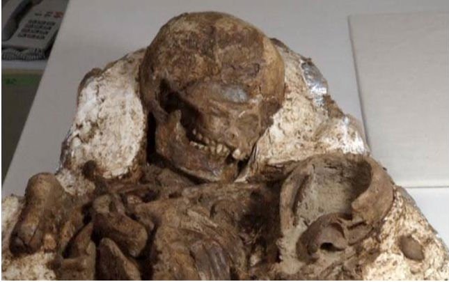 Credeau că au descoperit scheletul unei femei de acum 4.800 de ani, însă când au văzut ce ţinea în mână când a murit, i-a cutremurat!