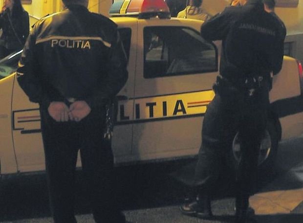 Un poliţist beat criţă a ameninţat un grup de tineri cu pistolul