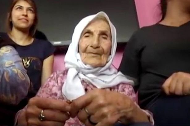 Are 112 ani și 120 de nepoți și nu a mers niciodată la doctor. Secretul longevității ei te va lăsa mască