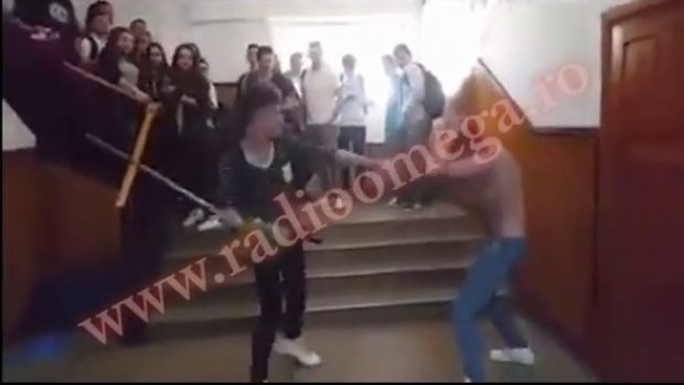 Bătaie cruntă într-un liceu. Elevii s-au încăierat cu mături VIDEO