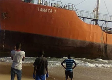 O navă petrolieră, dispărută de 3 săptămâni, a apărut pe o plajă. Ce au descoperit localnicii când s-au uitat înăuntru