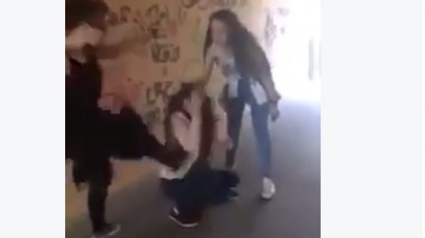 Imagini şocante în Bucureşti. O fată este bătută şi umilită de alte două adolescente