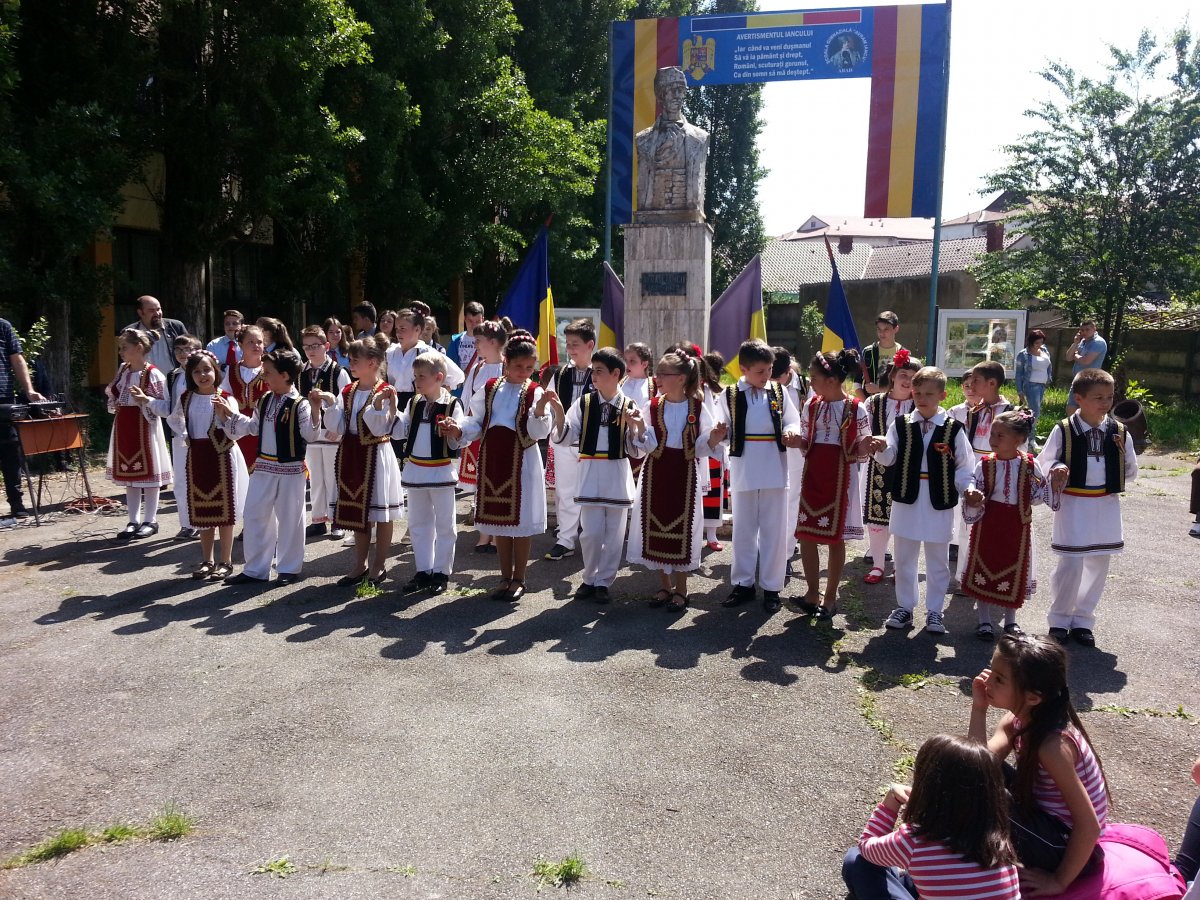 Elevii Şcolii Gimaziale ”AVRAM IANCU” din Arad au sărbătorit ”ZIUA INDEPENDENȚEI!” (FOTO)