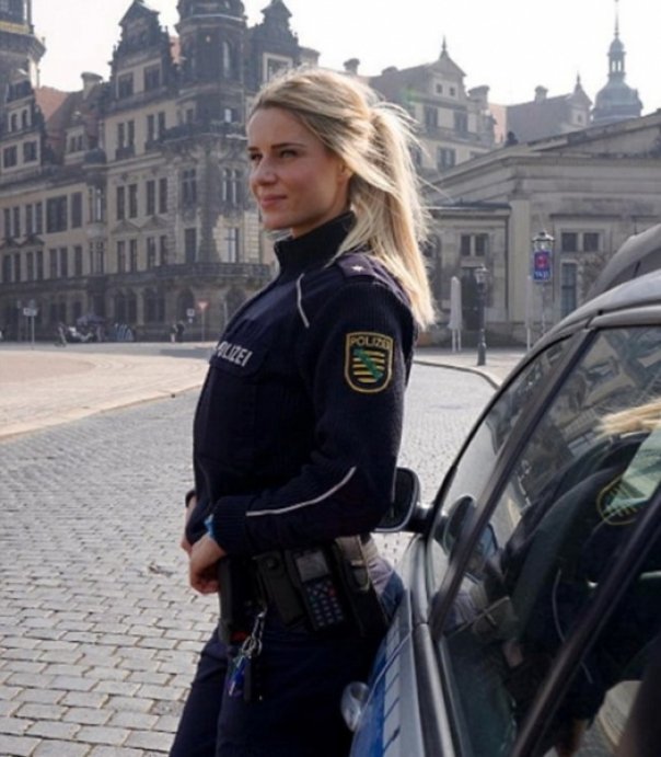Ea e cea mai sexy poliţistă din lume! Cum arată atunci când nu este la serviciu (FOTO)
