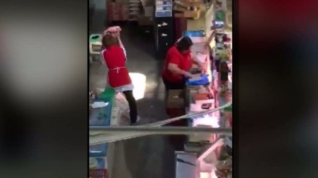 Imagini incredibile filmate într-un supermarket. Vezi ce face o vânzătoare cu carnea congelată