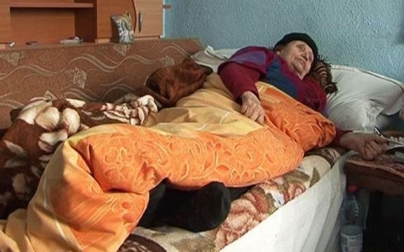 Viața de bătrân în România! A sunat la 112 pentru că murea de foame