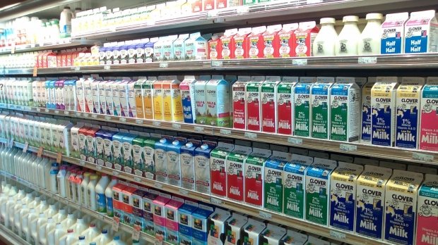Preţul laptelui, la raft, în România este printre cele mai mari din UE. Explicaţia surpriză a ministrului Agriculturii