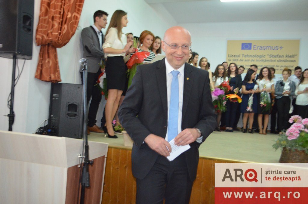 Profesorul Stefan Hell a devenit cetăţean de onoare al localităţii natale, Sântana