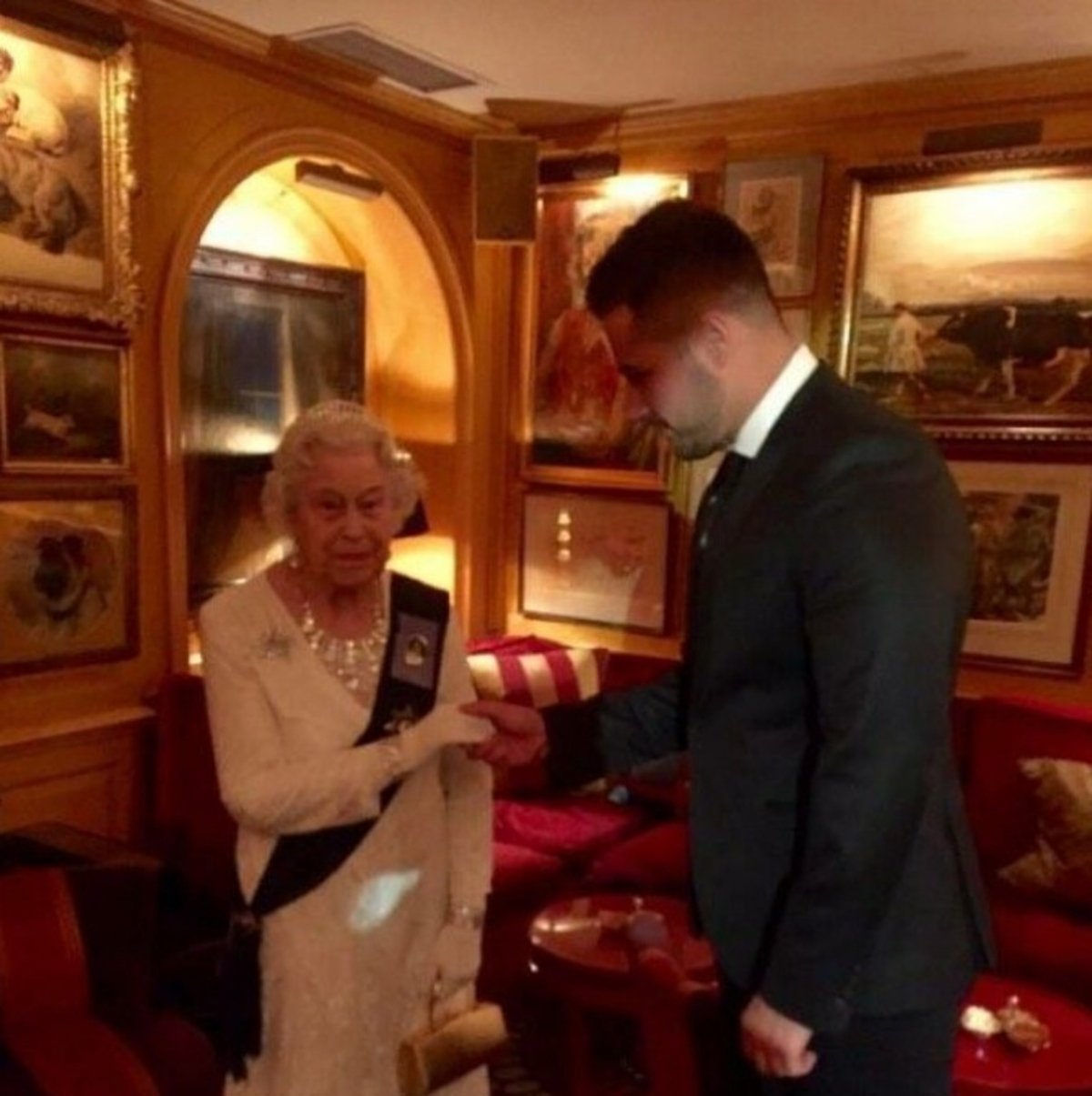 Incident armat la restaurant: un bărbat care a păzit-o pe regina Elisabeta și vedete precum Robert de Niro, Cuba Gooding Jr. și Jason Statham a amenințat cu pistolul un tânăr