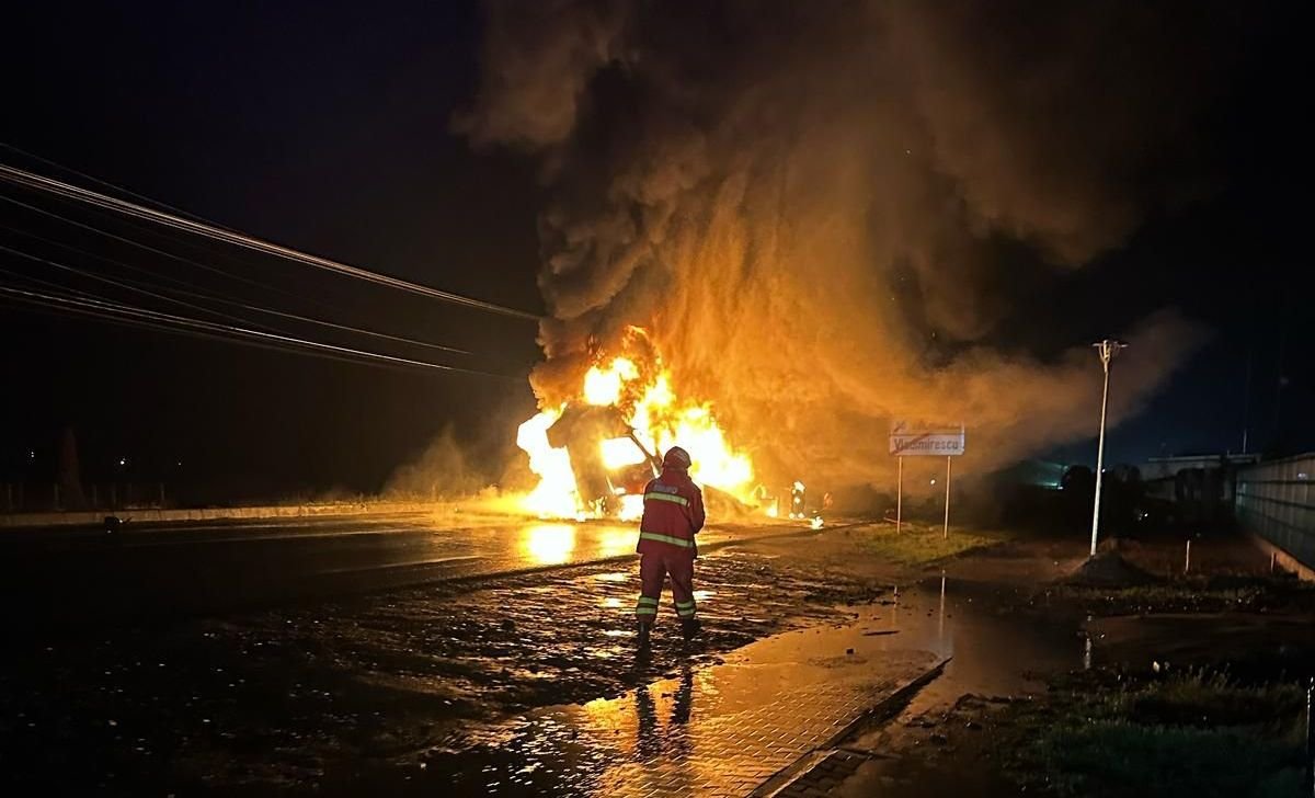 Accident rutier urmat de incendiu cu două autocamioane și doi morți la ieșirea din Vladimirescu / UPDATE: Imagini VIDEO din momentul impactului NERECOMANDATE minorilor