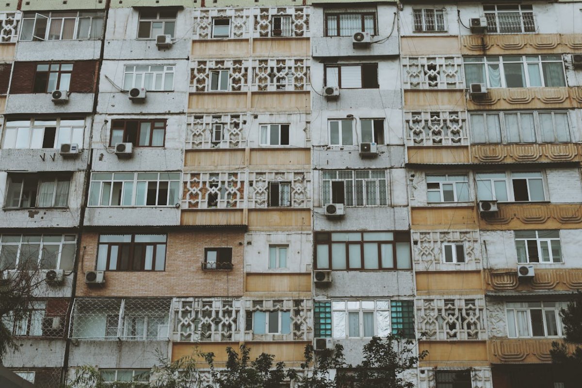 Petrecerile zgomotoase ar putea costa scump: amenzi de până la 12.000 lei și muncă în folosul comunității