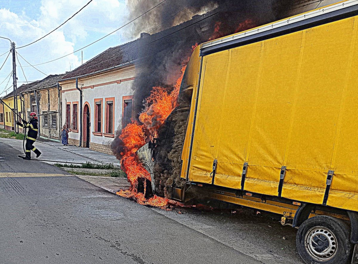 Cineva a dat azi foc la o camionetă pe strada Minervei din municipiul Arad (Foto!!!)