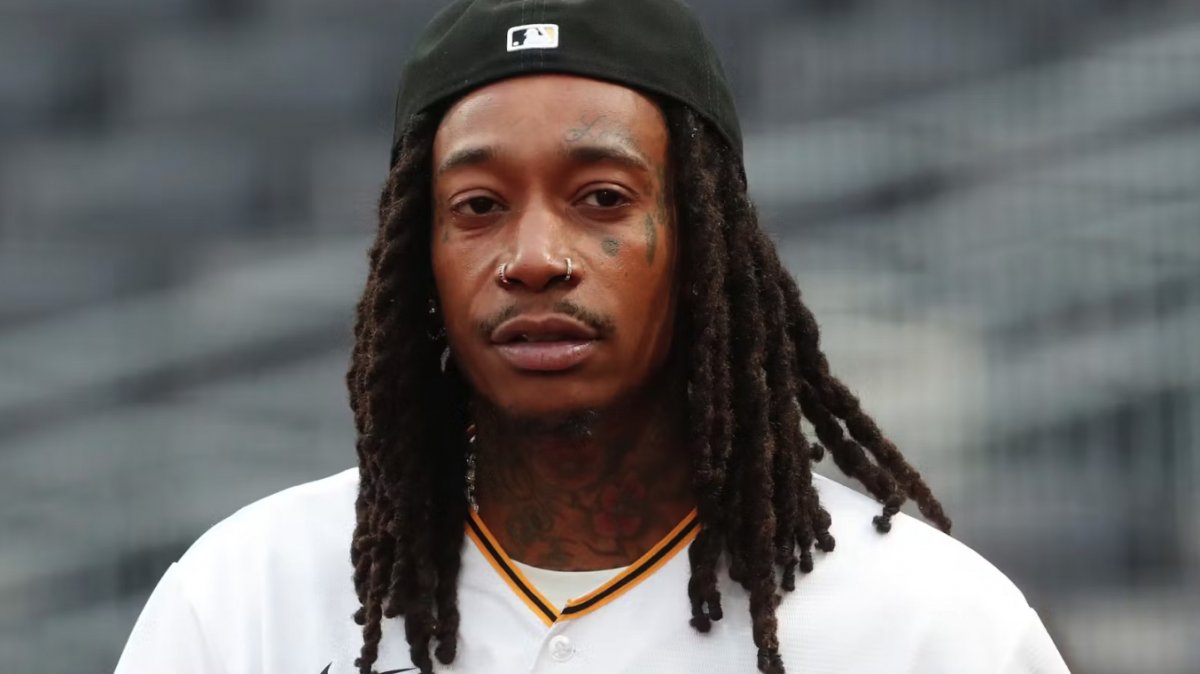 Rapperul Wiz Khalifa, CONDAMNAT în România după ce a fumat marijuana pe scena unui festival de pe Litoral