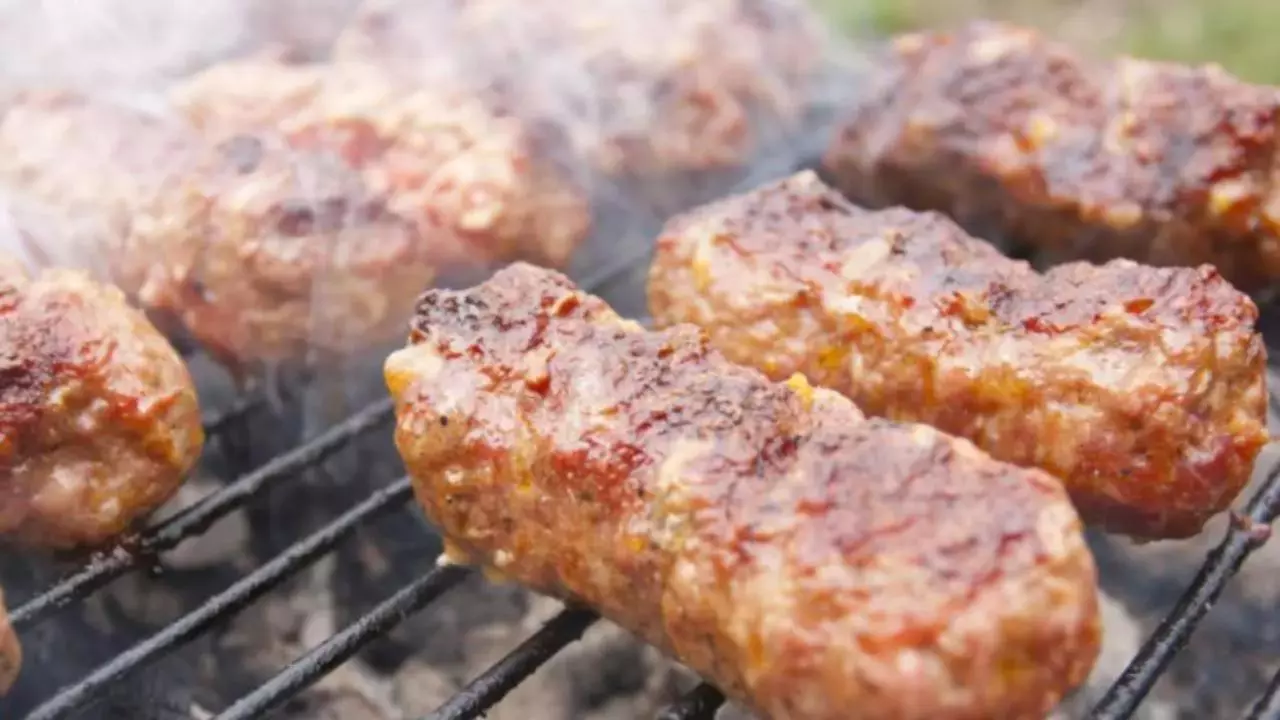 Atenție sporită la carnea tocată, dar și la bere! Recomandările ANPC pentru români, de 1 Mai