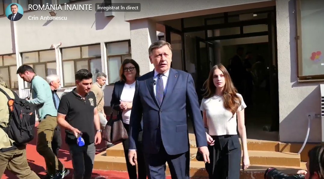 Crin Antonescu a votat împreună cu fiica și soția sa