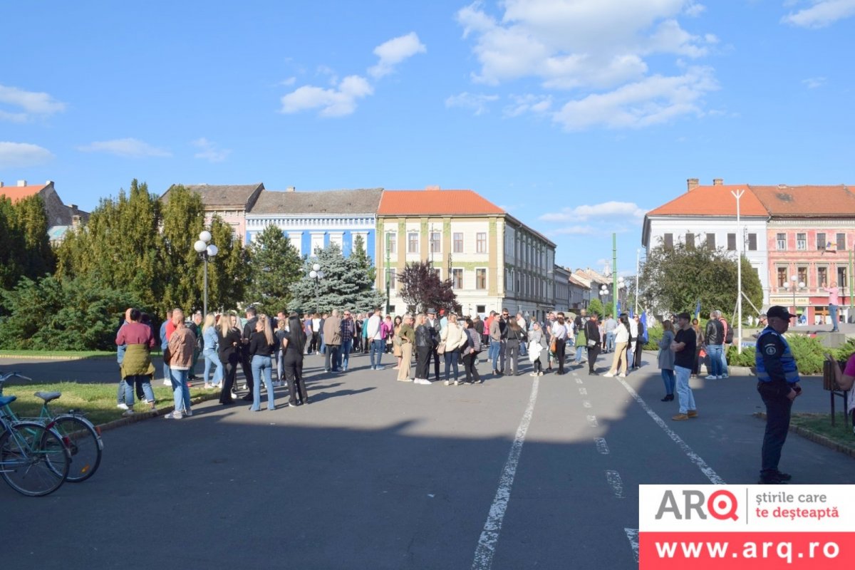 (FOTO) De Ziua Europei, arădenii au participat la manifestația pro-europeană din Piața Avram Iancu
